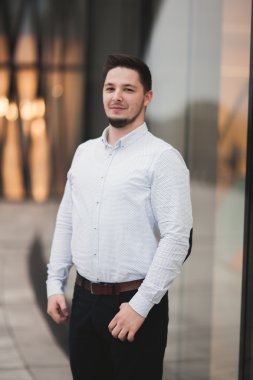 Lüks mutlu bir adam kameraya poz. Güzel portre