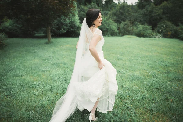 Hermosa novia de boda corriendo en el jardín — Foto de Stock