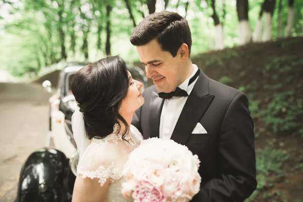 完璧な結婚式のカップルは花の豪華な花束を保持 — ストック写真