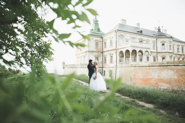Smyslný manželský pár, valentýni objímající se před starým slovanským hradem — Stock fotografie