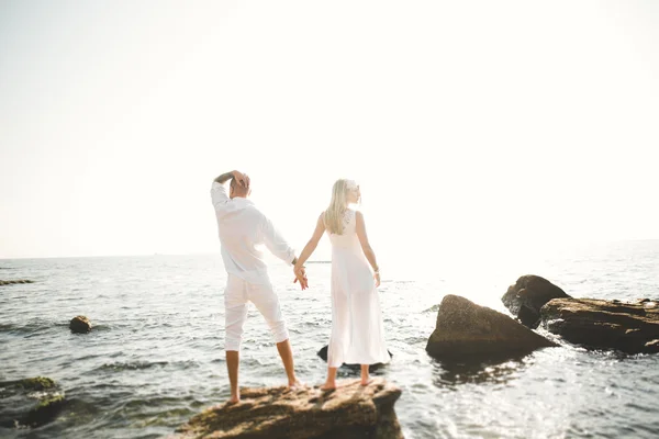 Heureux juste marié jeune couple de mariage célébrant et amusez-vous à la belle plage coucher de soleil — Photo