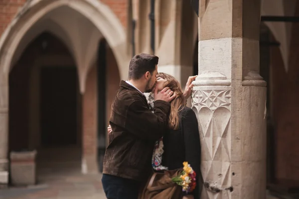 Pareja cariñosa posando en el casco antiguo — Foto de Stock