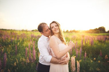 Çiçekli alan üzerinde yürüyen genç Düğün çifti