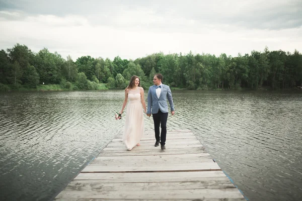 Düğün çift, Gelin, damat yürüyüş ve iskelede poz — Stok fotoğraf