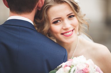 Sadece evli evlilik çift poz ve gelin el buketi içinde tutan