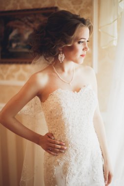 Güzel gelin moda peçe ve elbise düğün sabah portresi