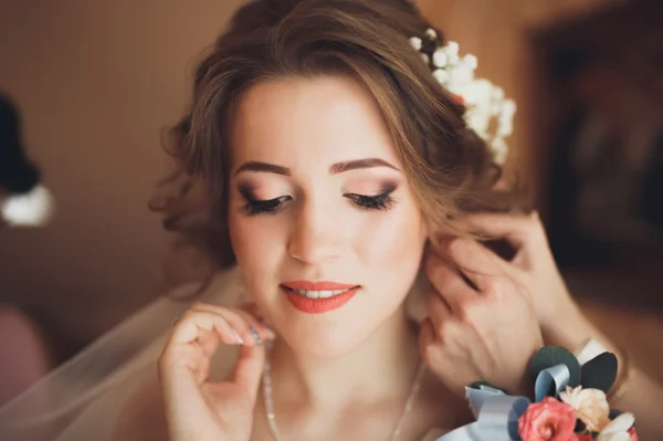 Novia de lujo en vestido blanco posando mientras se prepara para la ceremonia de boda — Foto de Stock