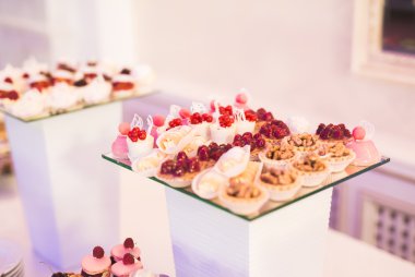 Çeşitli lezzetli tatlılar, yemek fikirleri ve kutlamalarla dolu bir büfe.