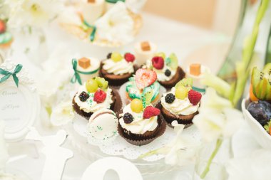 Bir büfe üzerinde pişmiş tatlı çeşitleri