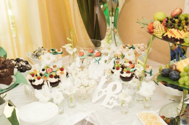 Enfes ve lezzetli bir tatlı masası ve resepsiyonda kapkek fotoğrafları.