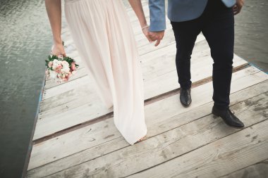 Düğün çift, Gelin, damat yürüyüş ve iskelede poz