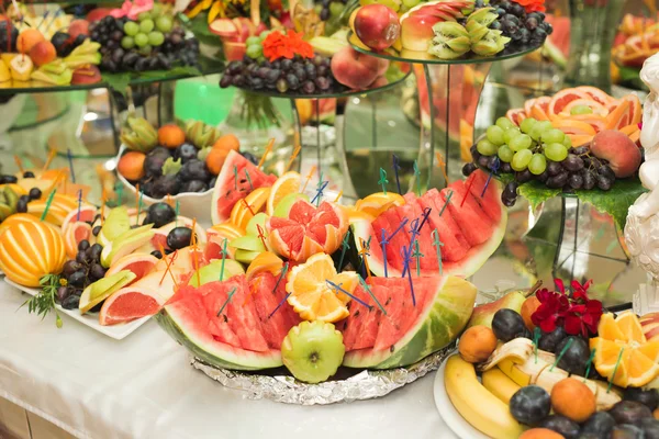Authentisches Buffet, verschiedene frische Früchte, Beeren und Zitrusfrüchte. Vorbereitung für kreatives Design-Menü — Stockfoto