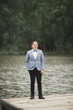 Adam, orman ve göl poz damat