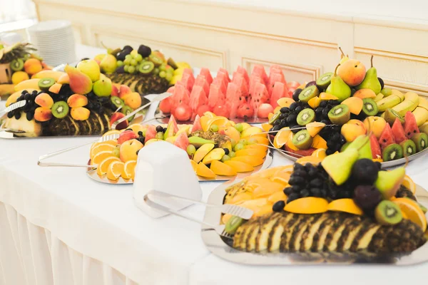Authentisches Buffet, verschiedene frische Früchte, Beeren und Zitrusfrüchte. Vorbereitung für kreatives Design-Menü — Stockfoto