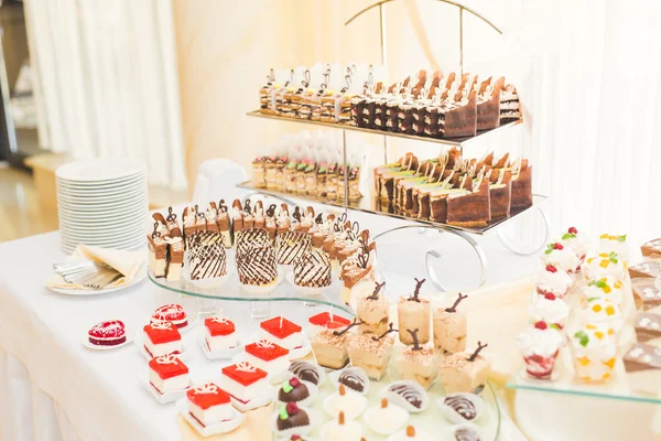 Buffet con una variedad de deliciosos dulces, ideas de comida, celebración — Foto de Stock