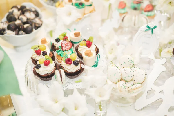 Buffet con una variedad de deliciosos dulces, ideas de comida, celebración — Foto de Stock