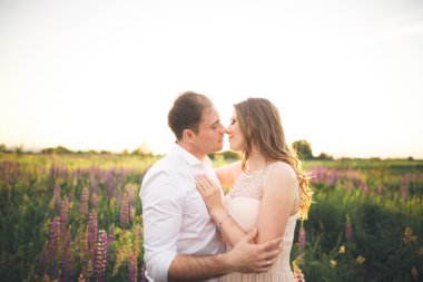 Güzel düğün çift, aşk günbatımı üzerinde. Fielf çiçekli