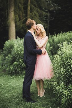 Genç çift eğleniyor ve güzel doğanın tadını çıkarıyor.