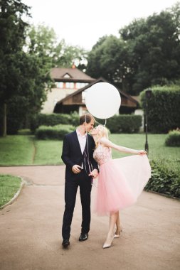 Sevgi dolu birkaç arka plan üzerinde batan güneşin. Yeni evli. Gün batımında yürümek