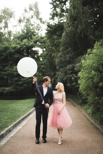 Sevgi dolu birkaç arka plan üzerinde batan güneşin. Yeni evli. Gün batımında yürümek