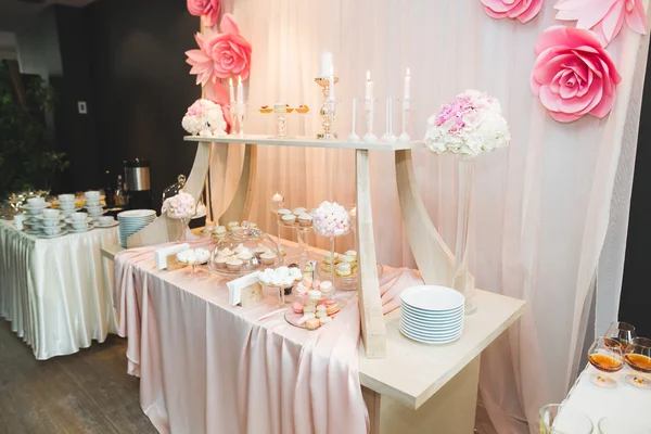 Вкусный десертный стол для свадебного приема — стоковое фото
