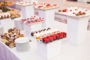 Bir büfe üzerinde pişmiş tatlı çeşitleri