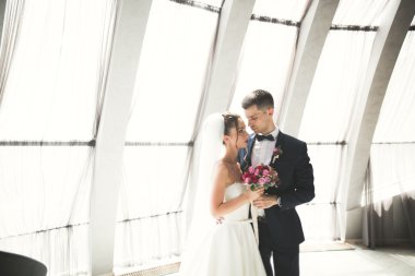 Lüks evli çift, gelin ve damat eski şehirde poz veriyor.