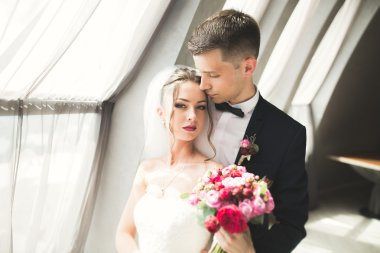 Mutlu yeni çift ile buket düğün portre