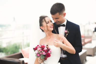 Güzel çift, gelin ve damat ile eski şehir'in backgrounf balkonda poz