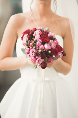 Güzel bir sarışın romantik portresi. Fotoğraf güneşli parlak renkler