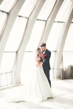 Lüks evli çift, gelin ve damat eski şehirde poz veriyor.