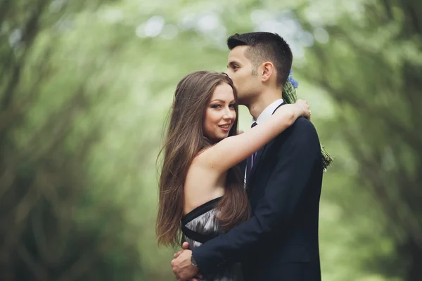 Casal amoroso. Menino e menina andando no belo parque — Fotografia de Stock