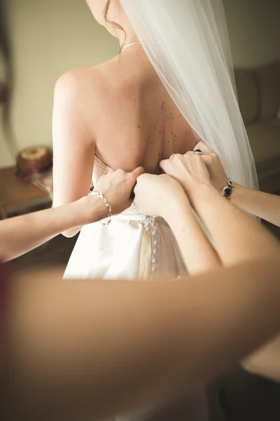 Retrato de novia hermosa con velo de moda en la mañana de la boda. — Foto de Stock