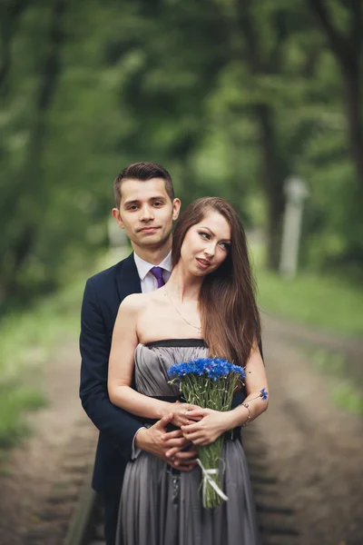 Jovem casal bonito, menina com vestido perfeito posando no parque — Fotografia de Stock