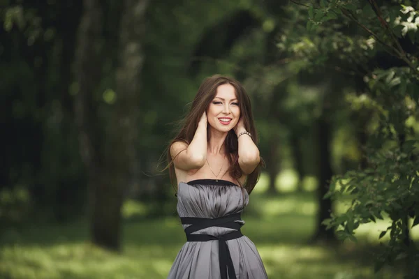 Belleza chica romántica al aire libre. Modelo adolescente con vestido casual en el parque. Soplando el pelo largo . —  Fotos de Stock