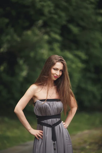 Beleza menina romântica ao ar livre. Modelo adolescente com vestido casual no parque. Blowing Long Hair . — Fotografia de Stock