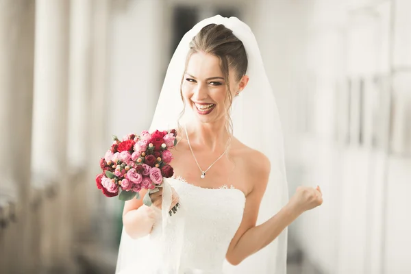 Luxus esküvői menyasszony, lány pózol és mosolyog csokorral — Stock Fotó