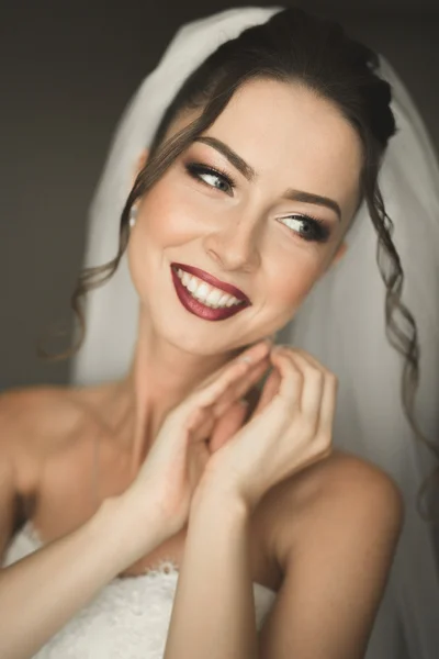 Gyönyörű fiatal menyasszony hálószobában, newlywed nő végső felkészülés esküvői frizura és smink. Boldog lány vár vőlegény. Portré, lágy fókusz — Stock Fotó
