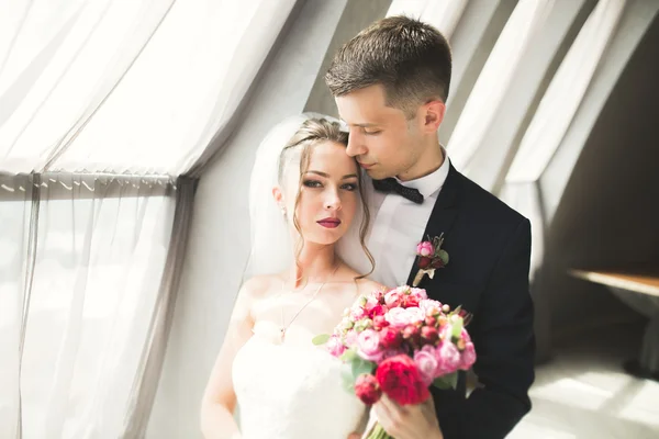 Retrato de casal feliz recém-casamento com buquê — Fotografia de Stock