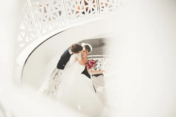 Casamento de luxo casal, noiva e noivo posando na cidade velha — Fotografia de Stock