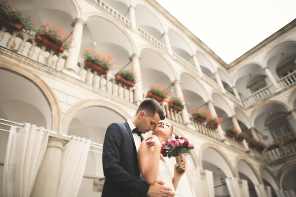 完璧なカップル花嫁,新郎ポージングとキスで彼らの結婚式の日 — ストック写真