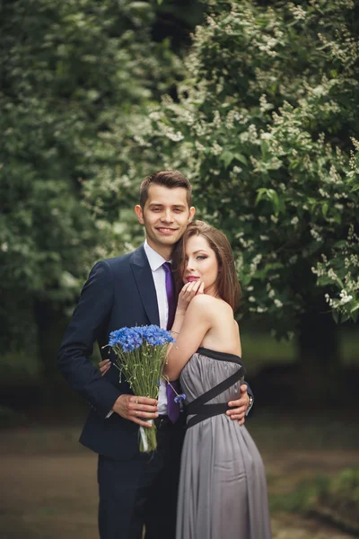 Hermosa joven pareja posando al aire libre después de la ceremonia — Foto de Stock