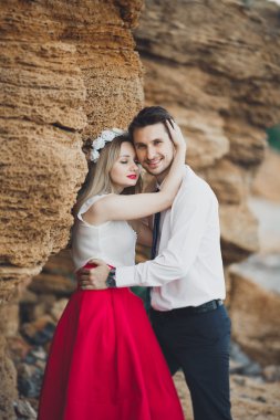 Romantik sevgi dolu çift kayalar ve taşlar Sahilde yürüyüş