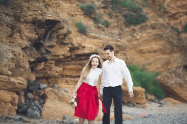 Romantik sevgi dolu çift kayalar ve taşlar Sahilde yürüyüş