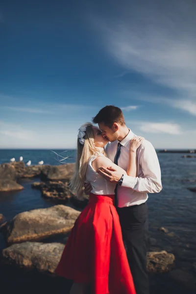 Encantadora novia, elegante novio en los paisajes de las montañas y el mar Hermosa pareja de boda — Foto de Stock