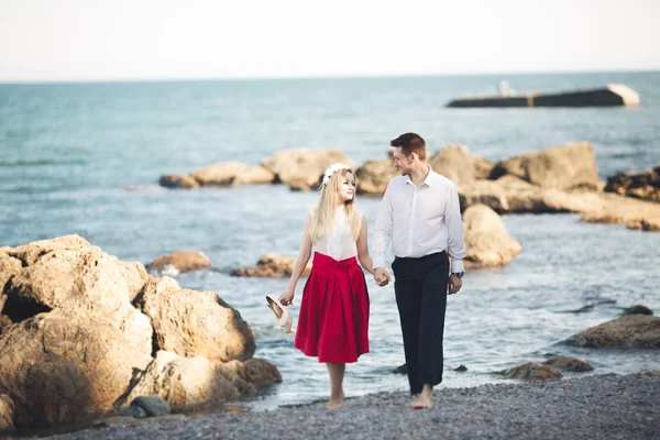 Noiva encantadora, noivo elegante em paisagens de montanhas e mar Casal lindo — Fotografia de Stock