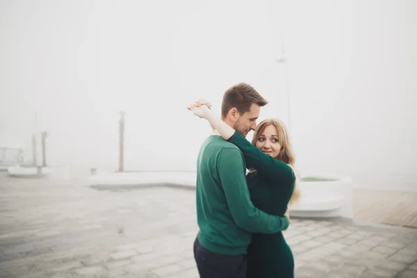 Adorável casal beijando e abraçando em uma doca do mar — Fotografia de Stock