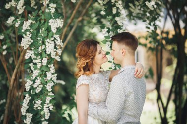 Güzel, mükemmel çift düğün gününde poz