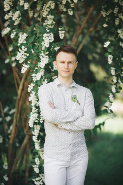 Adam, damat düğün gününde parkta poz