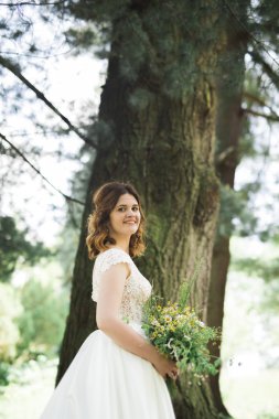 Buket çiçek park holding gelin. Düğün